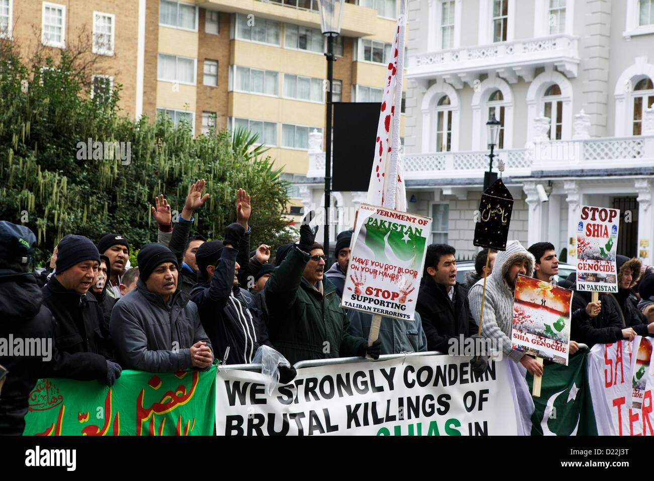 Londra, Regno Unito. Il 12 gennaio 2013. I membri di London's musulmano sciita comunità prendere parte a una protesta al di fuori del Pakistan ad alta commissione nel centro di Londra in segno di protesta per il recente bombardamento a Quetta, in Pakistan, che ha provocato la morte di quasi un centinaio di persone questa settimana. George Henton / Alamy News Live. Foto Stock