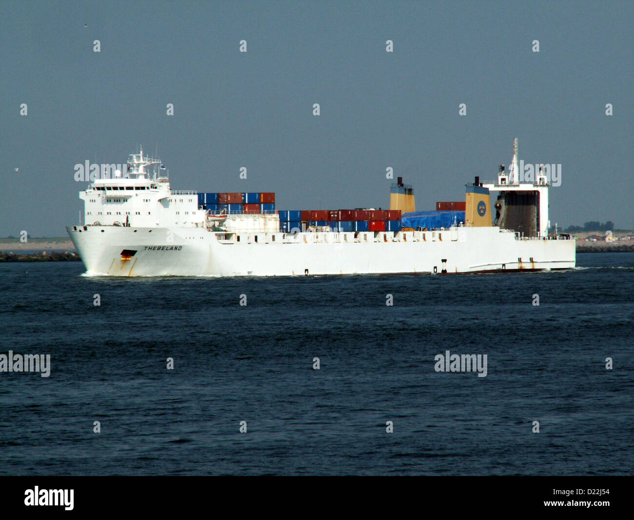 THEBELAND è una barca da carico RO-RO (Roll-on/Roll-off) progettata per il trasporto di veicoli e merci attraverso i mari. Dotato di gru e di ampio spazio sul ponte, svolge un ruolo fondamentale nel commercio globale e nelle operazioni di spedizione. La nave è utilizzata per il trasporto commerciale di merci, garantendo un movimento sicuro ed efficiente delle merci attraverso vari porti. Foto Stock