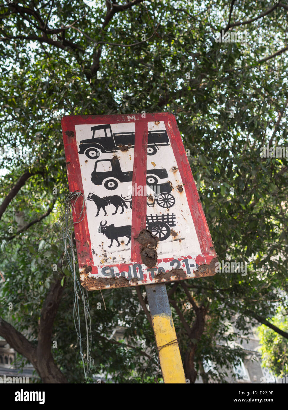 Un cartello stradale che vieta taluni veicoli cavalli e buoi su una strada in Mumbai India Foto Stock