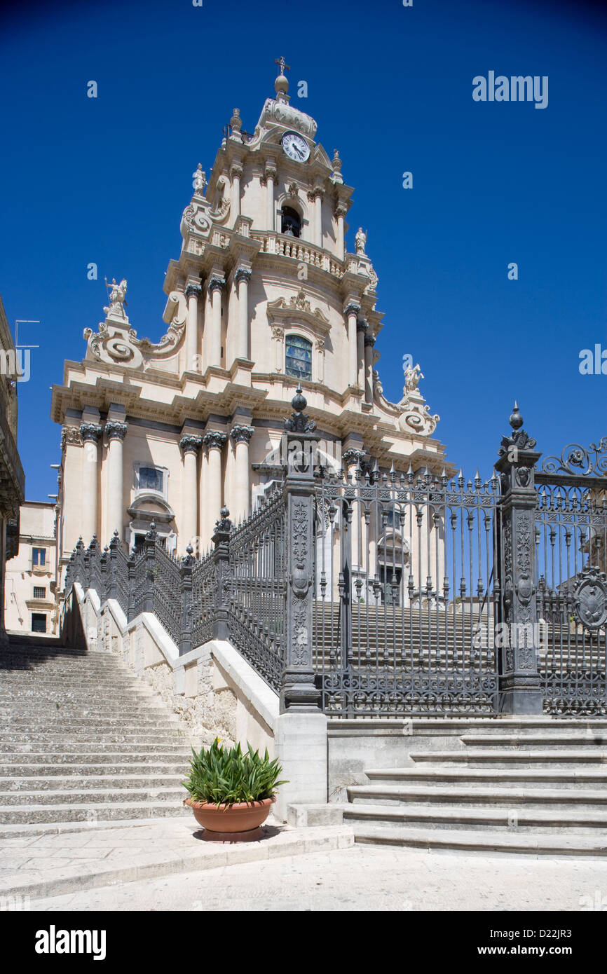 Ragusa Ibla: Piazza del Duomo - Duomo San Giorgio & street cafe Foto Stock