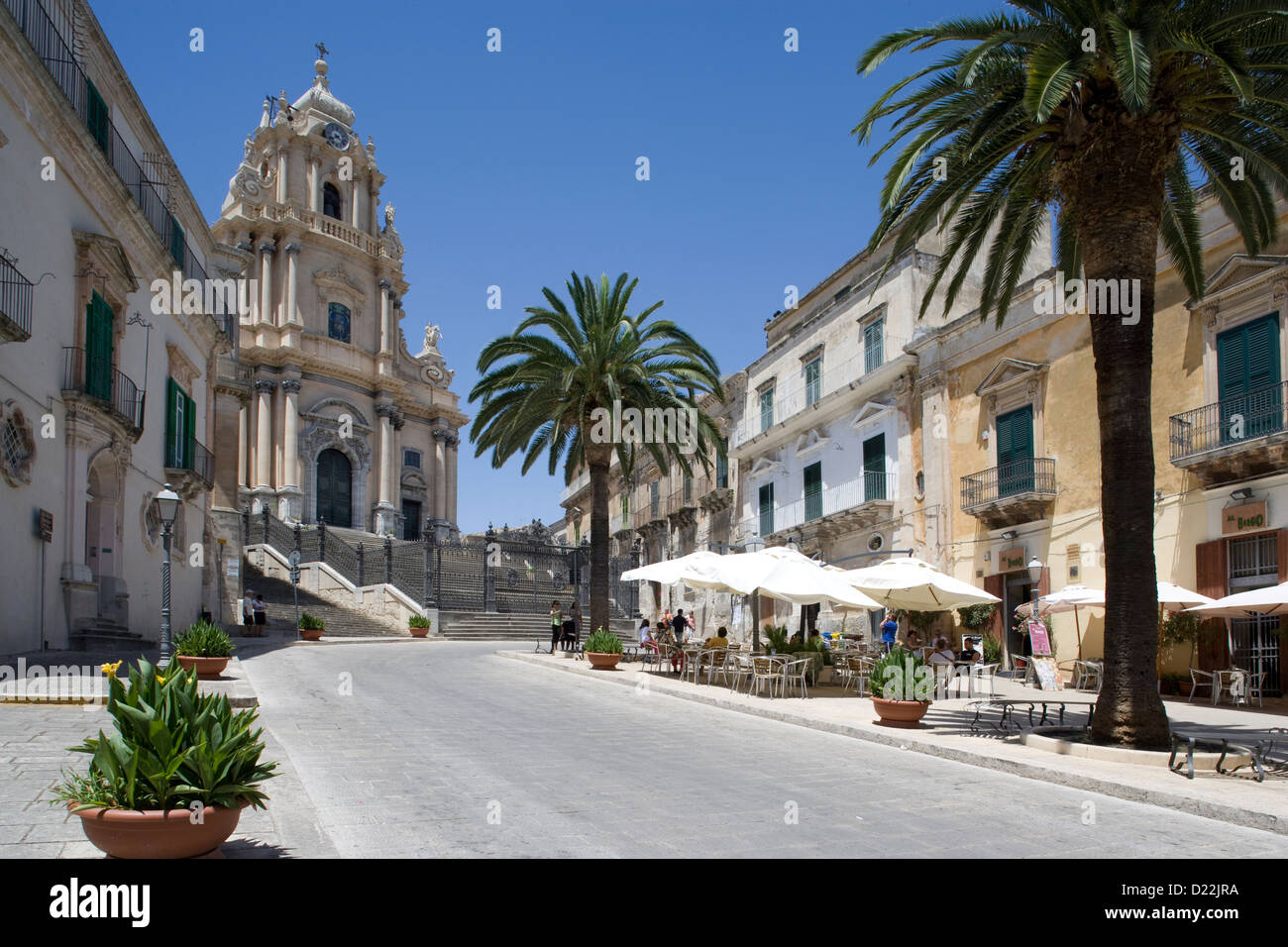 Ragusa Ibla: Piazza del Duomo - Duomo San Giorgio & street cafe Foto Stock