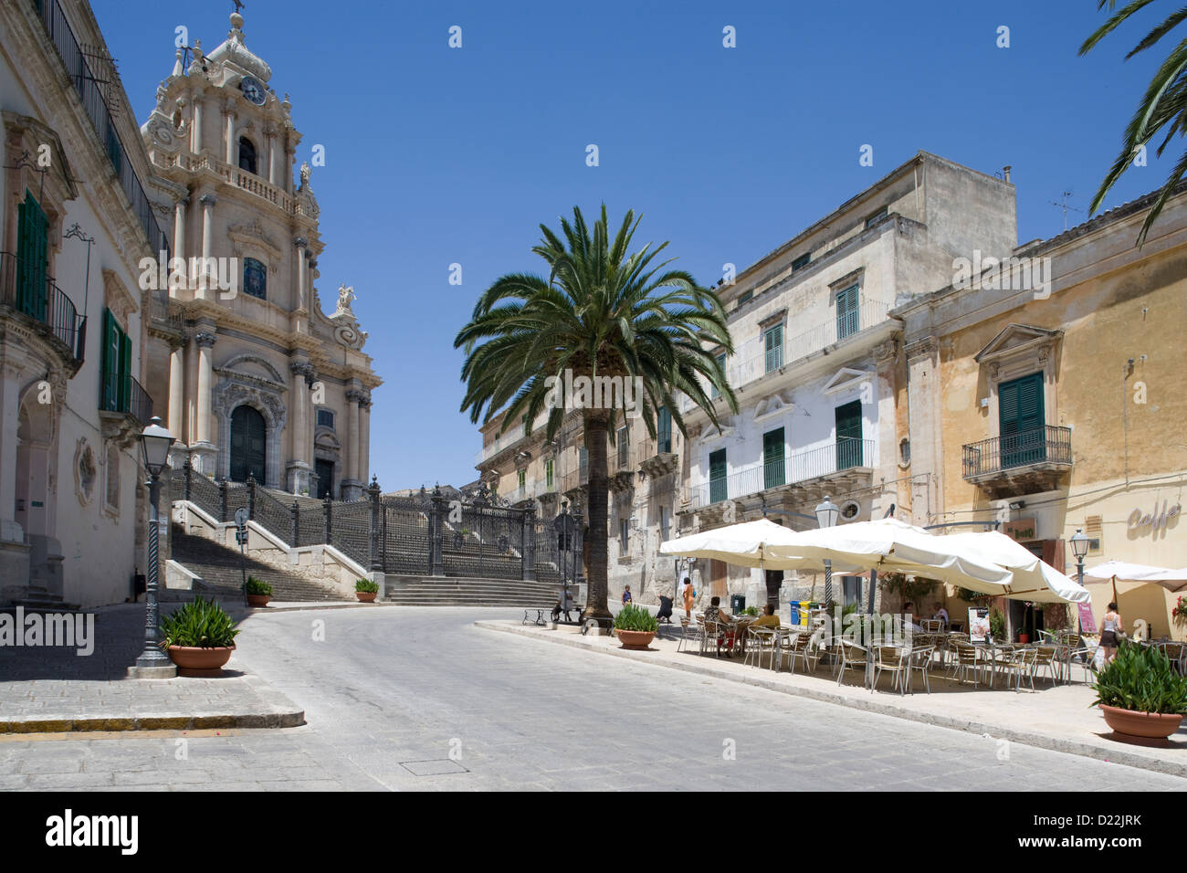 Ragusa Ibla: Piazza del Duomo - Duomo San Giorgio & street cafe Foto Stock