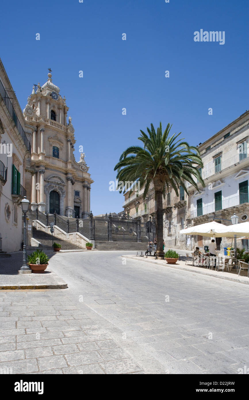Ragusa Ibla: Piazza del Duomo - Duomo San Giorgio & street cafe Foto Stock