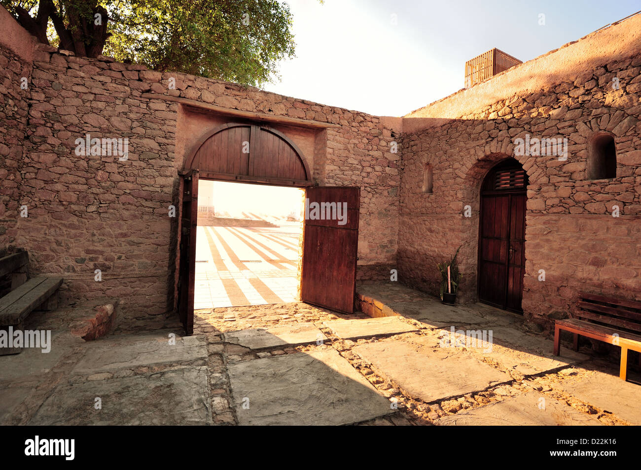 Raggi di sole proveniente attraverso la porta di un vecchio edificio in Aqaba Giordania Foto Stock