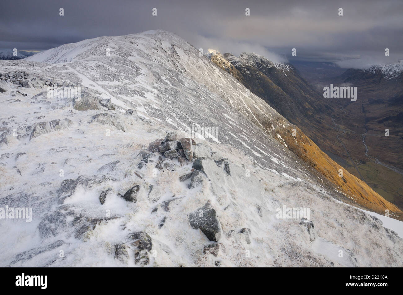Vista verso la Aonach eagach crinale da Sgorr nam Fiannaidh in inverno, Glencoe, Highlands scozzesi Foto Stock