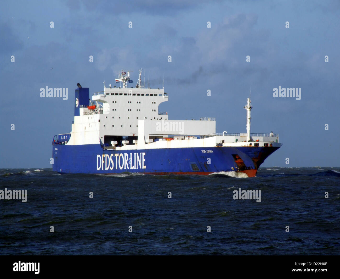 La Tor Dania è una nave da carico roll-on/roll-off (ro-ro) progettata per il trasporto di veicoli e merci. Questa nave è utilizzata principalmente per la navigazione commerciale, con grandi ponti di carico, gru per il carico e sistemi di navigazione avanzati per il commercio internazionale. Foto Stock