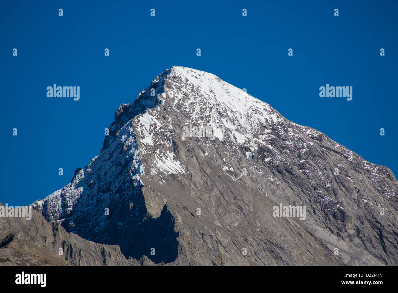 Picco di montagna sul Lago Maligne nel Parco Nazionale di Jasper in Alberta Canada Foto Stock