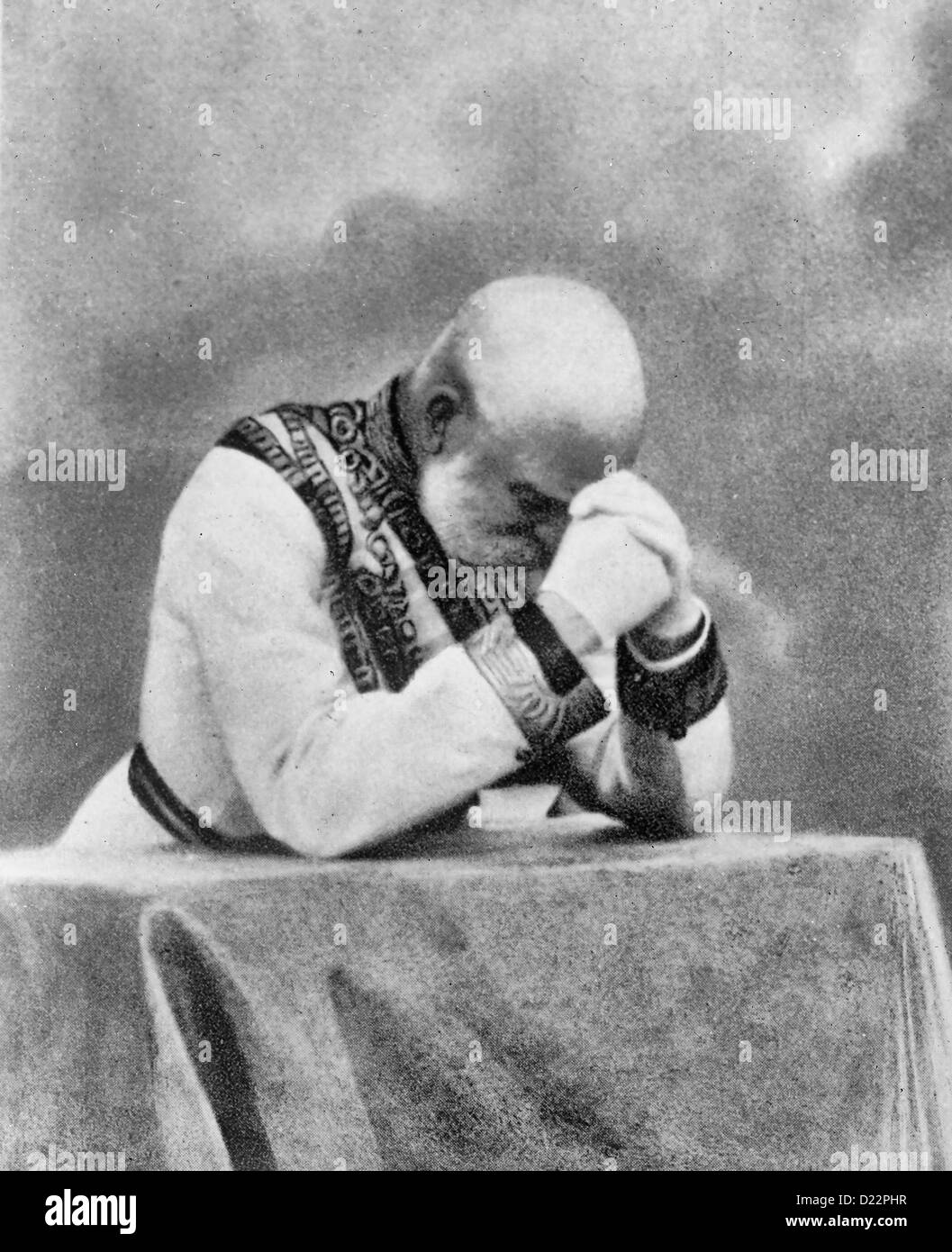 Franz Josef, Imperatore d'Austria Ungheria, alla preghiera, 1914 Foto Stock