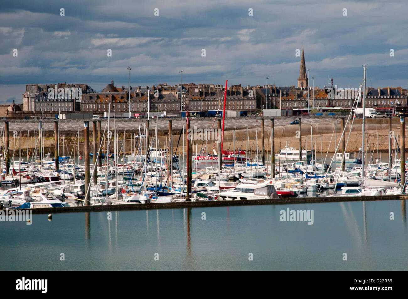 Il porto di Saint-malo a bassa marea. Saint Malo è una porta fortificata città in Bretagna nel nordovest della Francia sul Canale Inglese. Foto Stock