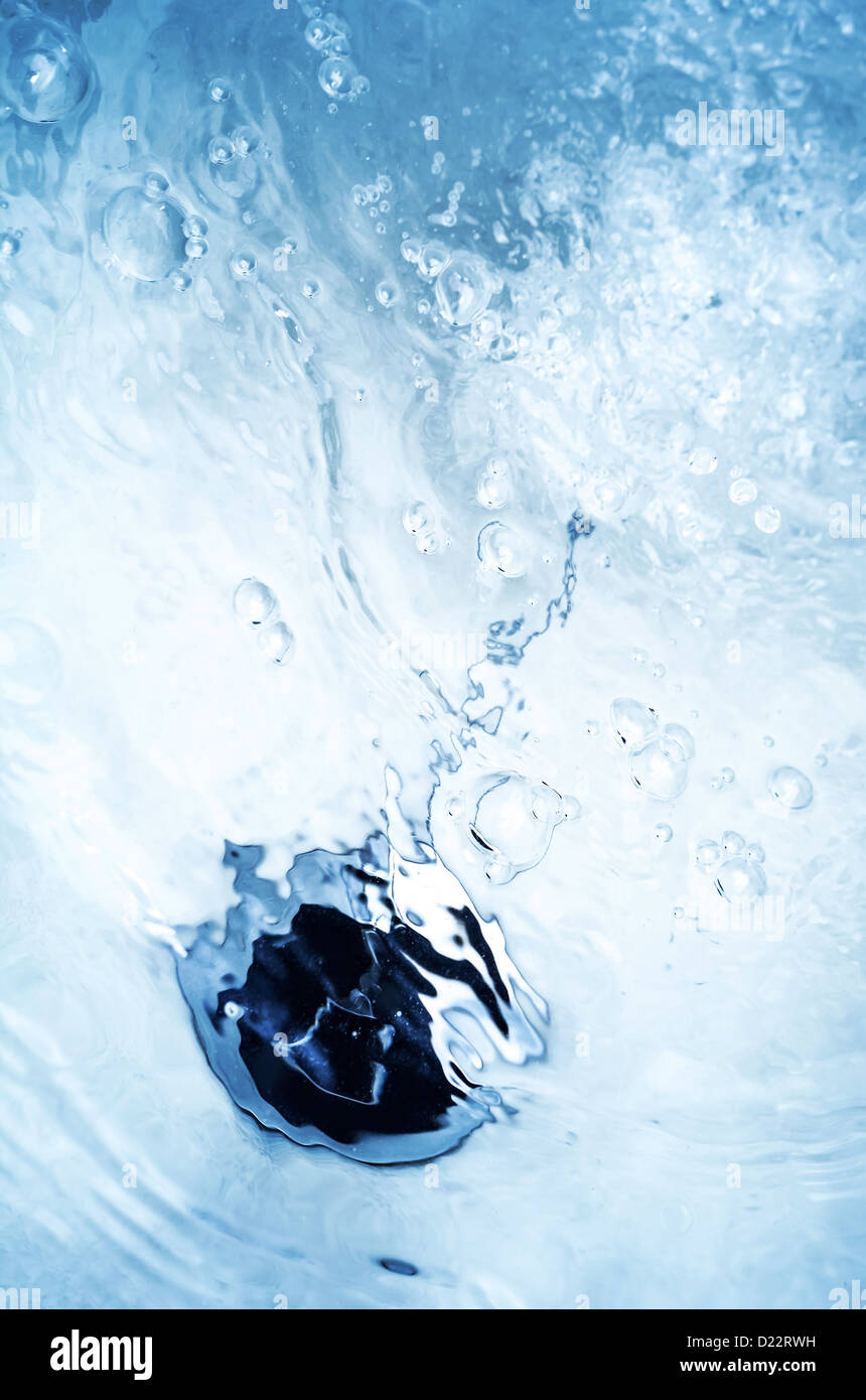 Abstract sfocato bagno blu sfondo con coperchio nero sotto l'acqua Foto Stock