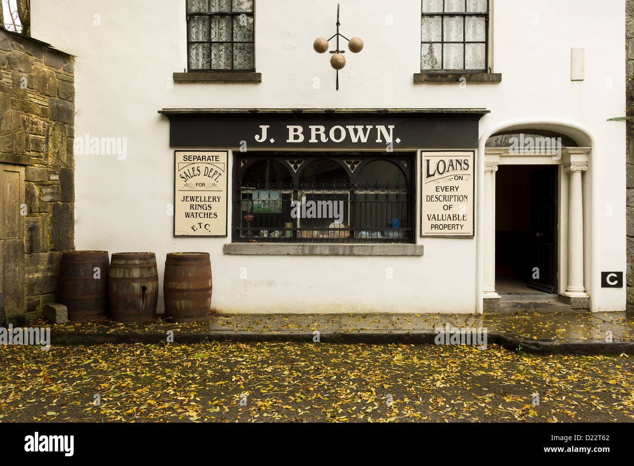 Una ricostruzione di una pedina-broking shop nel XIX secolo street, Bunratty folk park, Limerick, Irlanda Foto Stock