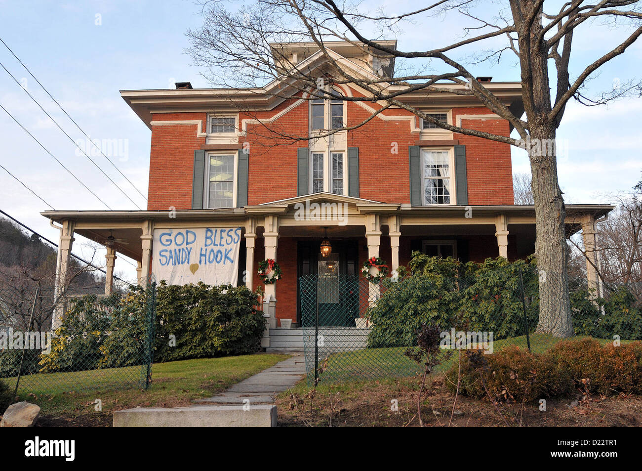 Un segno su un edificio nel centro di Sandy Hook, CT ricorda quelli uccisi in massa le riprese spree, un giorno dopo la ripresa. Newtown-- Un segno su un edificio nel centro di Sandy Hook vicino alla scuola elementare. Molti residenti di area sono state visitando il memoriale di fortuna presso la scuola di ingresso come la comunità cerca di venire alle prese con il massacro di tiro a Sandy Hook scuola elementare. Il tiratore, Adam Lanza ucciso 20 prime livellatrici e sei adulti a Sandy Hook Scuola Elementare di Newtown, Connecticut, in un tiro di massa spree. Foto Stock