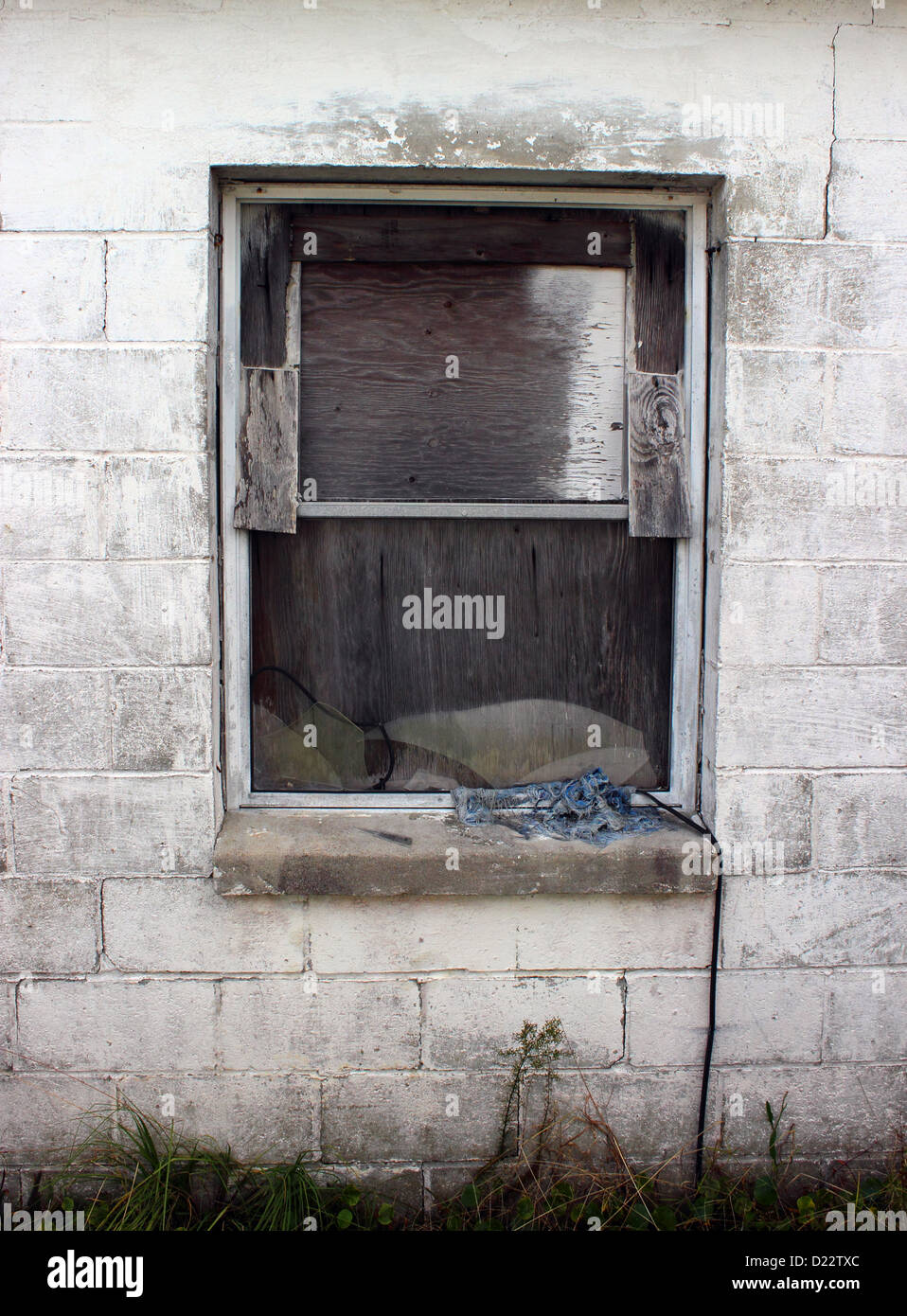 Un vecchio e rotto, saliti a bordo la finestra. Foto Stock