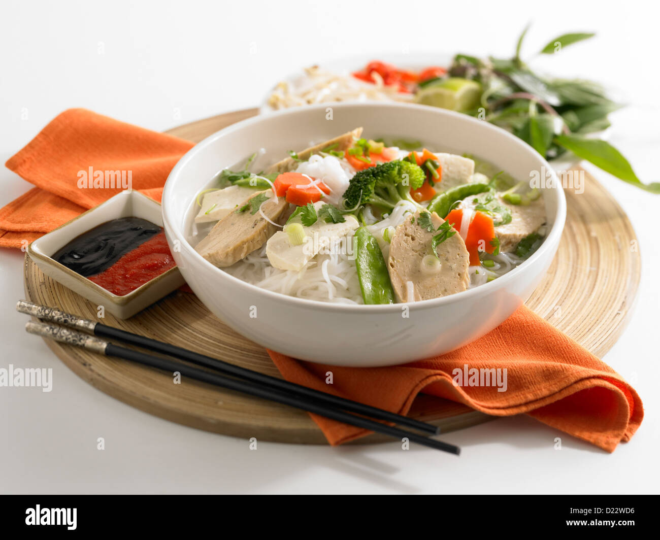 Il vietnamita vegetale zuppa di noodle con seitan Foto Stock