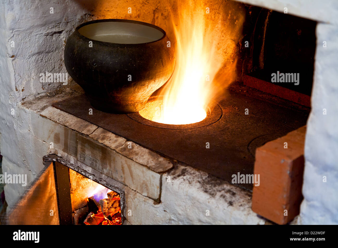 Fire focolare della stufa russa e il vecchio cast-pentola in ferro Foto  stock - Alamy