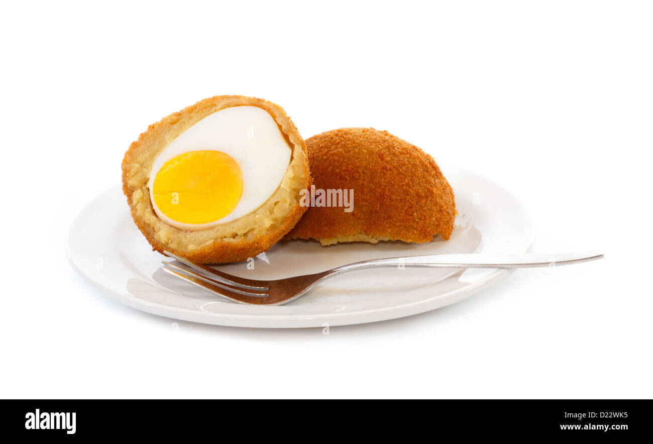 Sfera di uovo (Eierbal), un popolare snack nel nord dei Paesi Bassi, tagliato a metà sul piattino Foto Stock