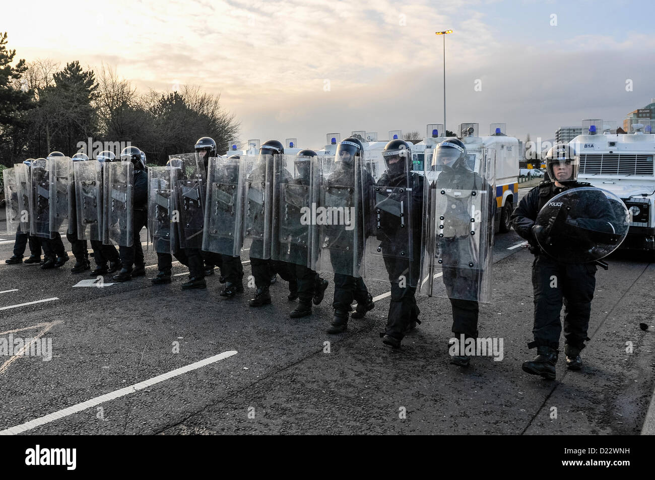 Xii Gennaio 2013, Belfast, Irlanda del Nord. Una linea di PSNI TSG ufficiali anticipo per spingere una grande folla lealisti fino la strada Abertbridge e lontano da una zona nazionalista. Ne segue gli scontri tra lealisti e gruppi nazionalisti dopo una manifestazione di protesta a Belfast City Hall. Mattoni, Pesanti in muratura, fuochi d'artificio e le bottiglie sono state lanciate contro la polizia. Credito: Stephen Barnes / Alamy Live News Foto Stock