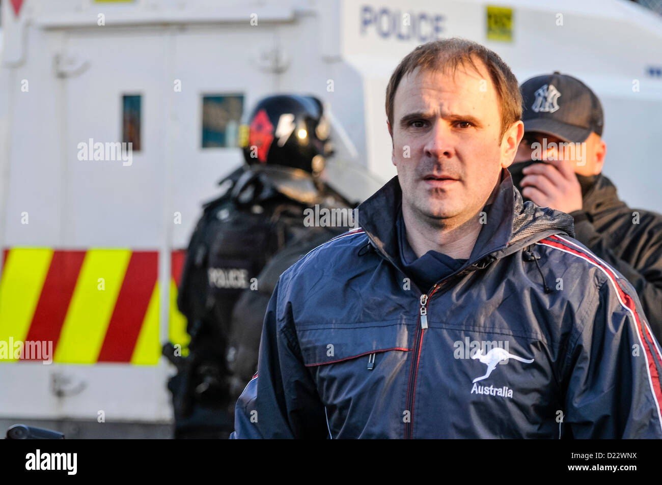 Xii Gennaio 2013, Belfast, Irlanda del Nord. Winston Irvine (PUP) negozia con PSNI nel tentativo di arrestare un ulteriore violenza. Credito: Stephen Barnes / Alamy Live News Foto Stock