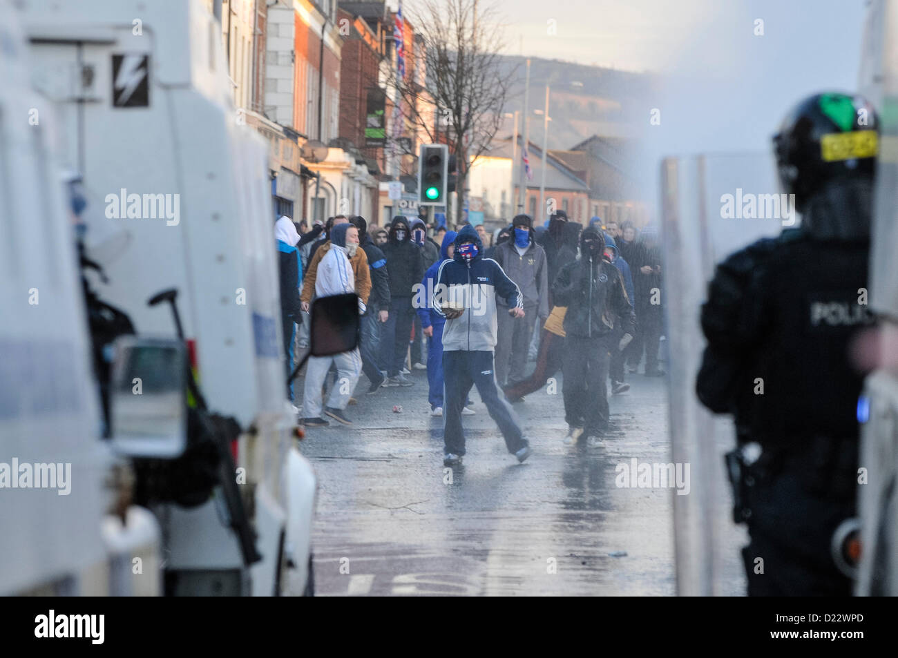 Xii Gennaio 2013, Belfast, Irlanda del Nord. PSNI utilizzare cannoni ad acqua per disperdere la folla ostile. Ne segue gli scontri tra lealisti e gruppi nazionalisti dopo una manifestazione di protesta a Belfast City Hall. Mattoni, Pesanti in muratura, fuochi d'artificio e le bottiglie sono state lanciate contro la polizia. Credito: Stephen Barnes / Alamy Live News Foto Stock