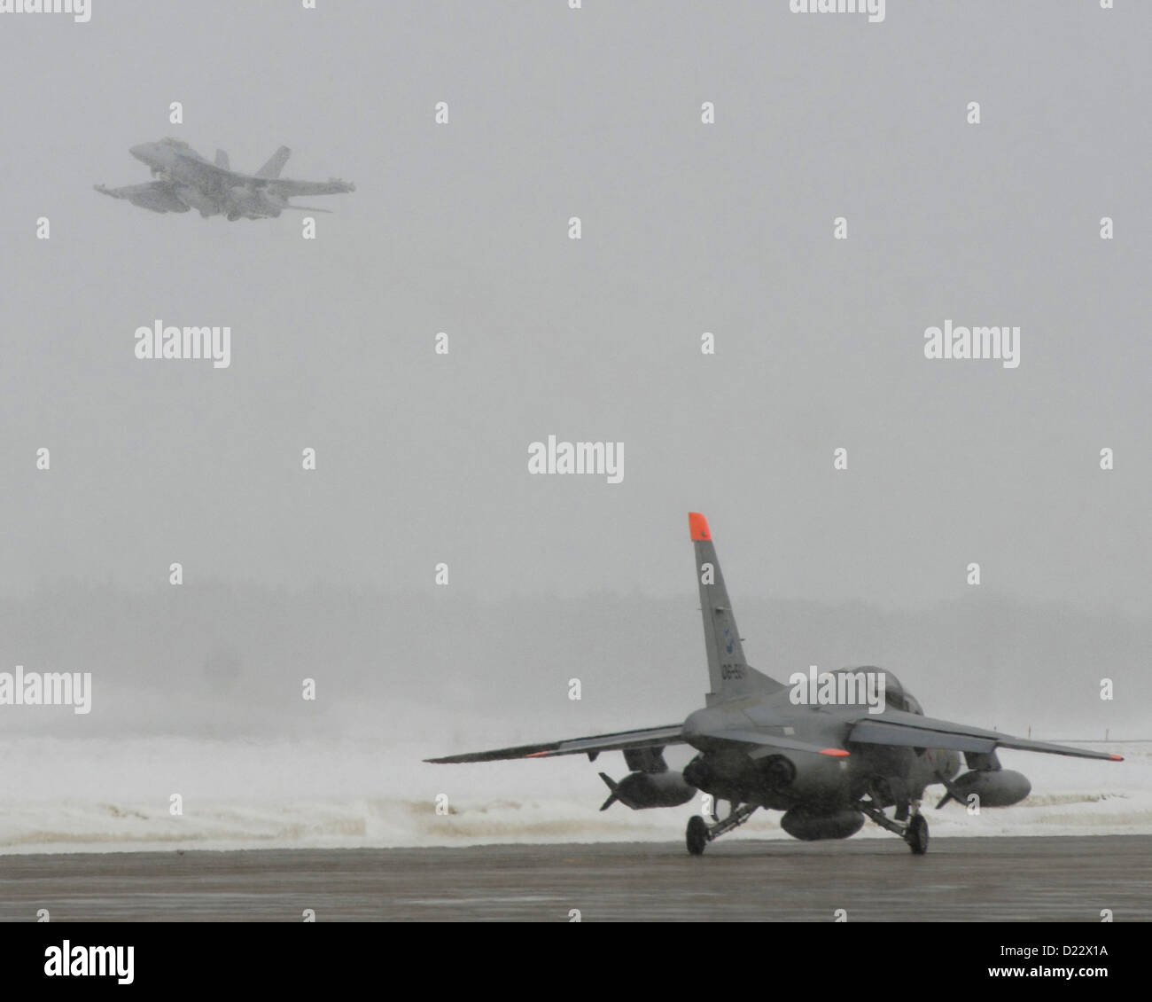 MISAWA COMBATTÉ AIR BASE, Giappone (GEN. 10, 2013) un EA-18G Growler da attacco elettronico Squadron 132 tiene fuori dalla pista, mentre un Foto Stock