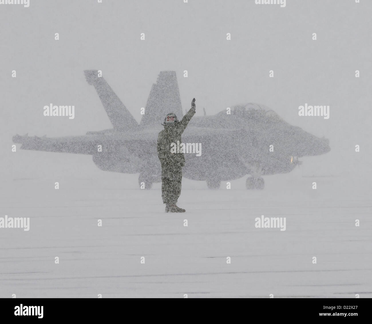 NAVAL AIR FACILITY Misawa combatté, Giappone (GEN. 10, 2013) un groundcrew membro di attacco elettronico Squadron (132) segnali di un EA-18G Foto Stock