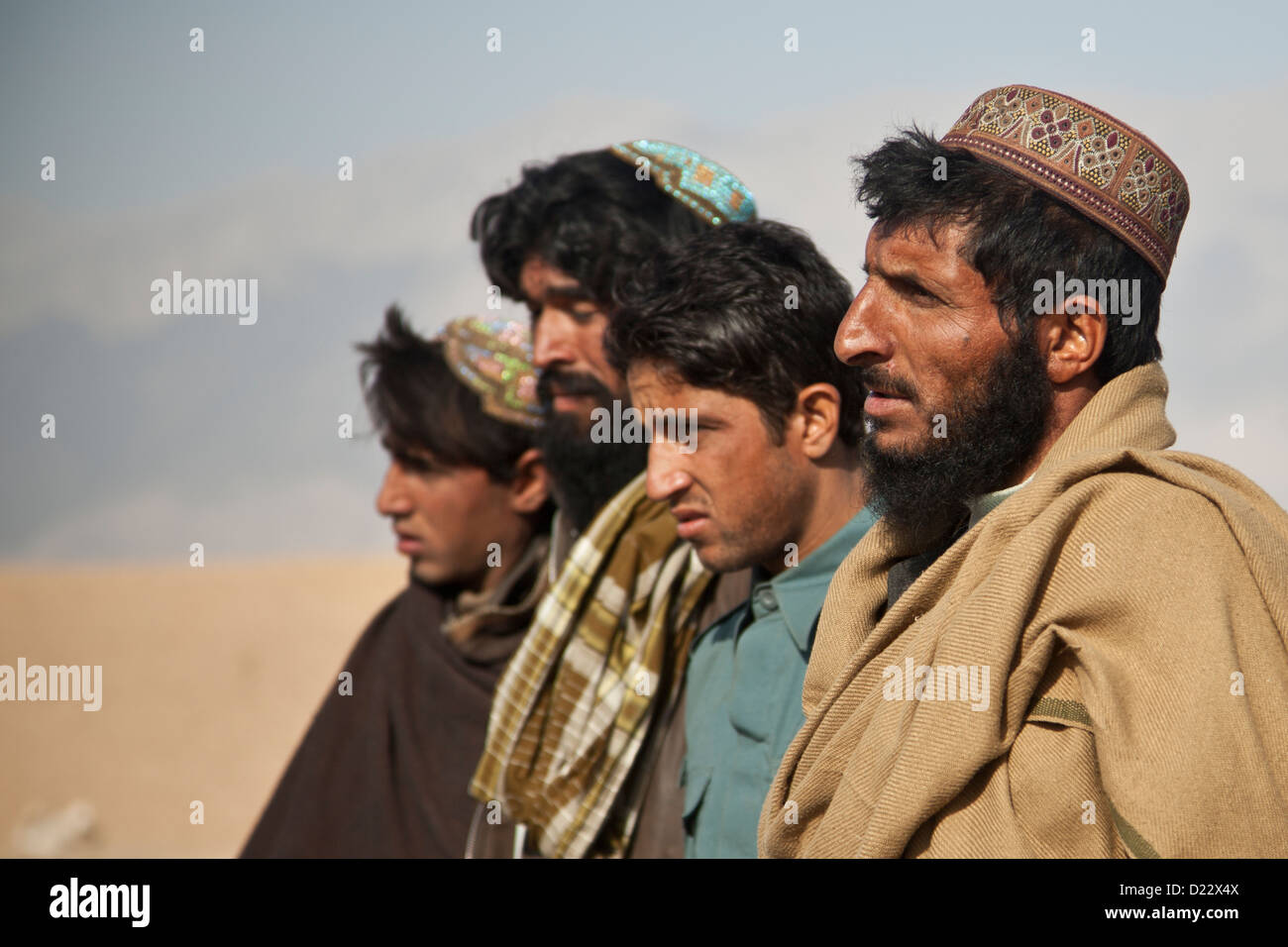 Forze di sicurezza nazionali afgane soddisfare per contatore improvvisato dispositivo esplosivo formazione nella provincia di Farah, Afghanistan, Gen10, 2013. Forze di sicurezza nazionali afgane sono state prendendo il filo nelle operazioni di protezione, con le forze della coalizione hanno come guide, brin Foto Stock