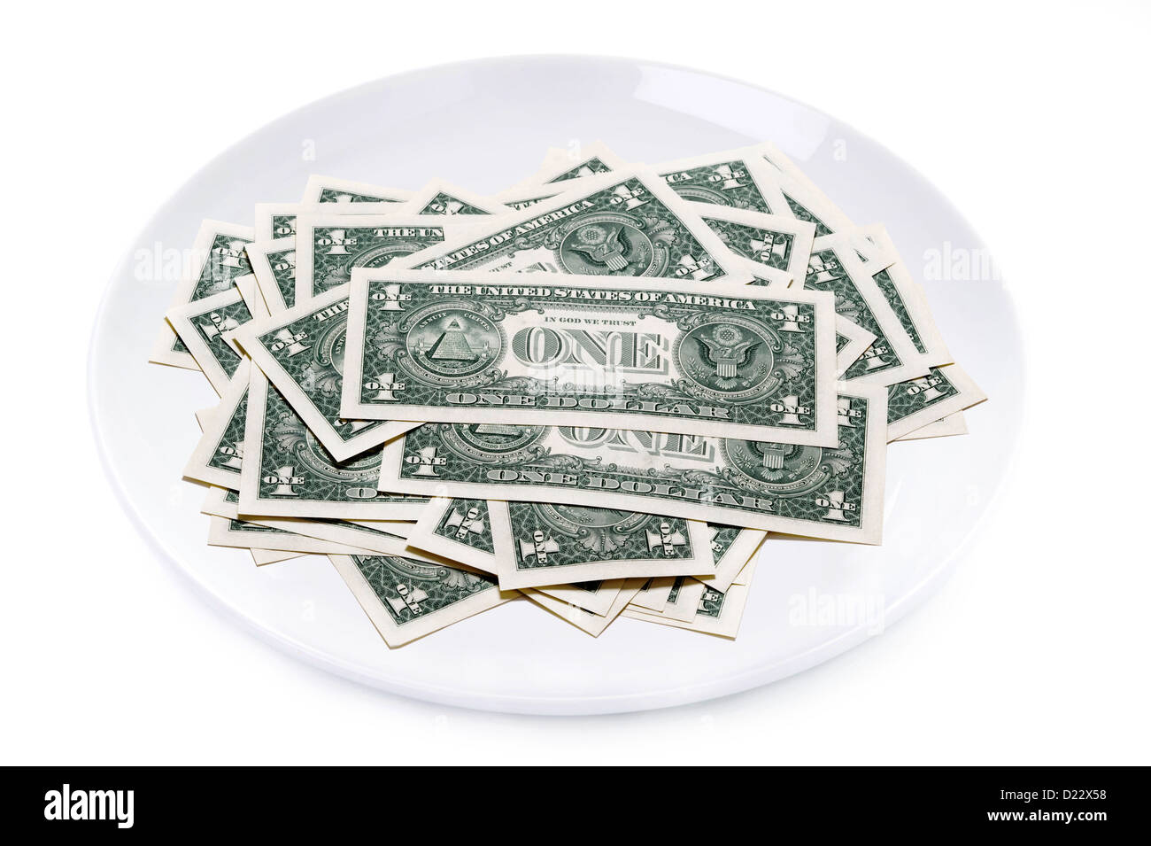 Cumulo di uno le fatture del dollaro su una piastra isolata su bianco. I prezzi dei generi alimentari di un concetto o di gratuità illustrazione Foto Stock