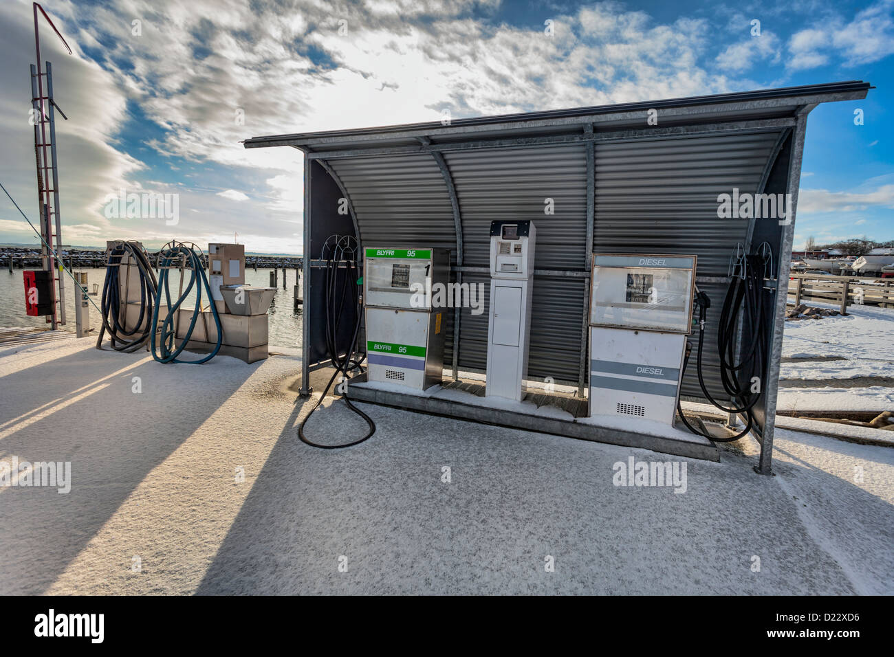 Il riempimento con gas station per barche con pompe nel porto di Lundeborg, Danimarca Foto Stock