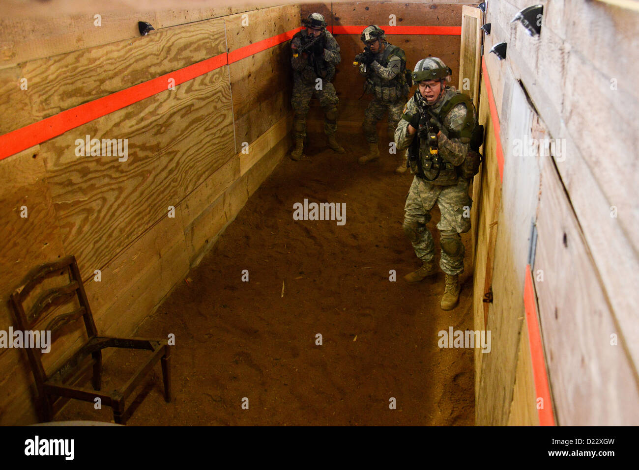 I soldati dell'esercito americano della Bravo Company, 1st Battalion, 4th Infantry Regiment, conducono esercitazioni di pulizia della costruzione presso l'area di addestramento di Grafenwoehr in Germania il 10 gennaio 2013. Questa formazione fa parte di un programma di preparazione multinazionale guidato da U.S. Army Europe. Foto Stock