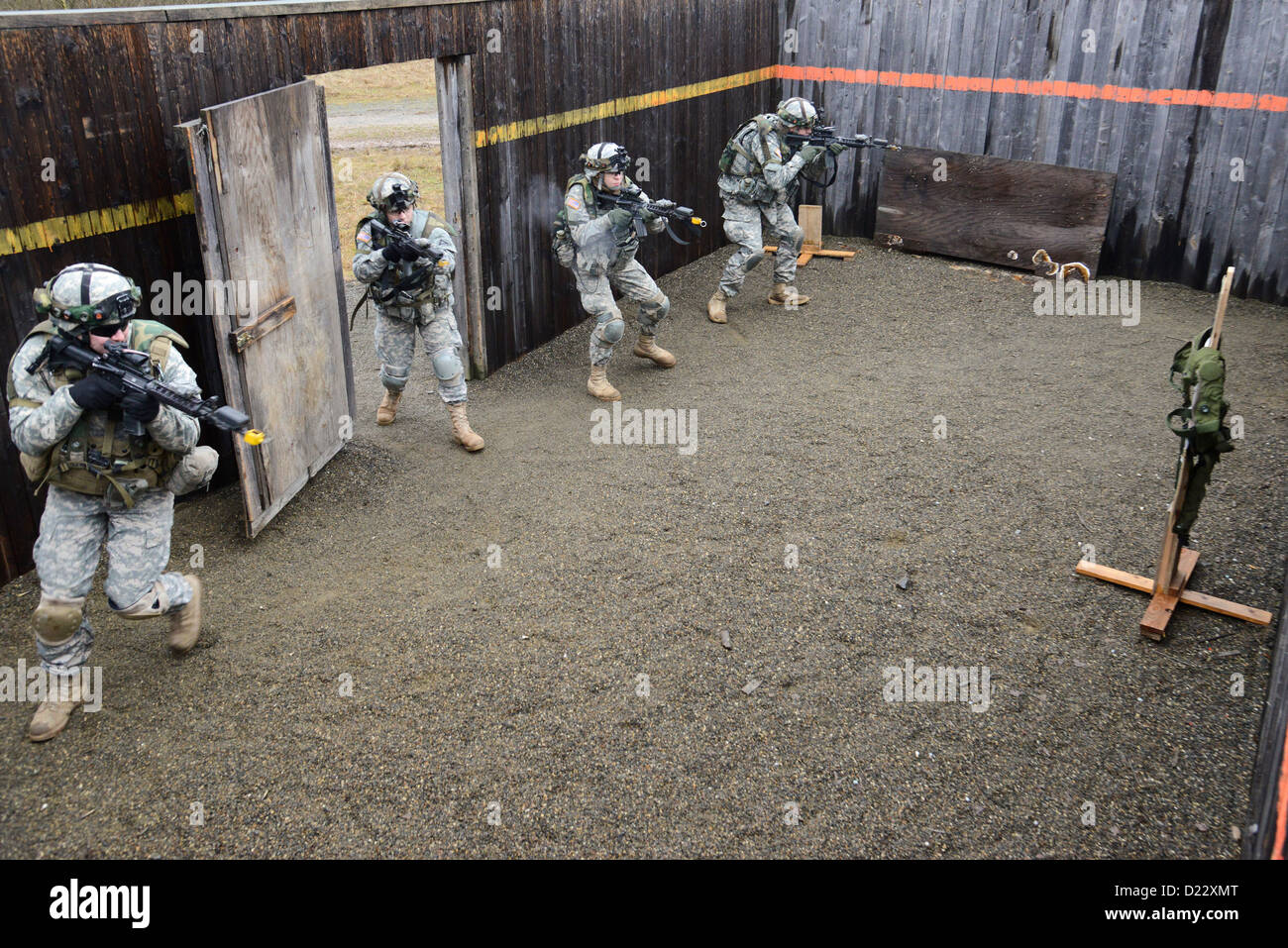 Soldati dell'esercito americano della Bravo Company, 1st Battalion, 4th Infantry Regiment, esercitano a sgombrare un edificio durante l'addestramento presso Grafenwoehr Training area, Germania, 10 gennaio. L'unità funge da forza avversaria professionale per esercitazioni di addestramento dell'esercito americano in Europa. Foto Stock
