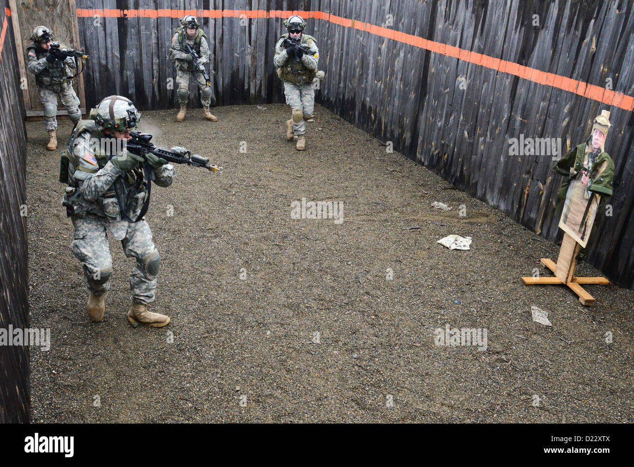 Soldati dell'esercito degli Stati Uniti assegnati alla Bravo Company, 1st Battalion, 4th Infantry Regiment, esercitano la costruzione di tattiche di compensazione durante l'addestramento presso l'area di addestramento di Grafenwoehr in Germania. Foto Stock