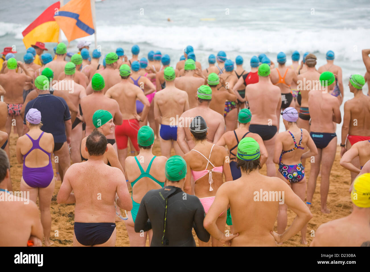 I concorrenti maschili e femminili della serie Ocean Swim 2013 gareggeranno all'Avalon Beach di Sydney. Tenuto il 13th Gen, 2013. La gara di nuoto nell'oceano di Avalon Beach 1,5km, parte della serie di eventi di nuoto nell'oceano di pittwater, Avalon Beach, Sydney, Australia Foto Stock