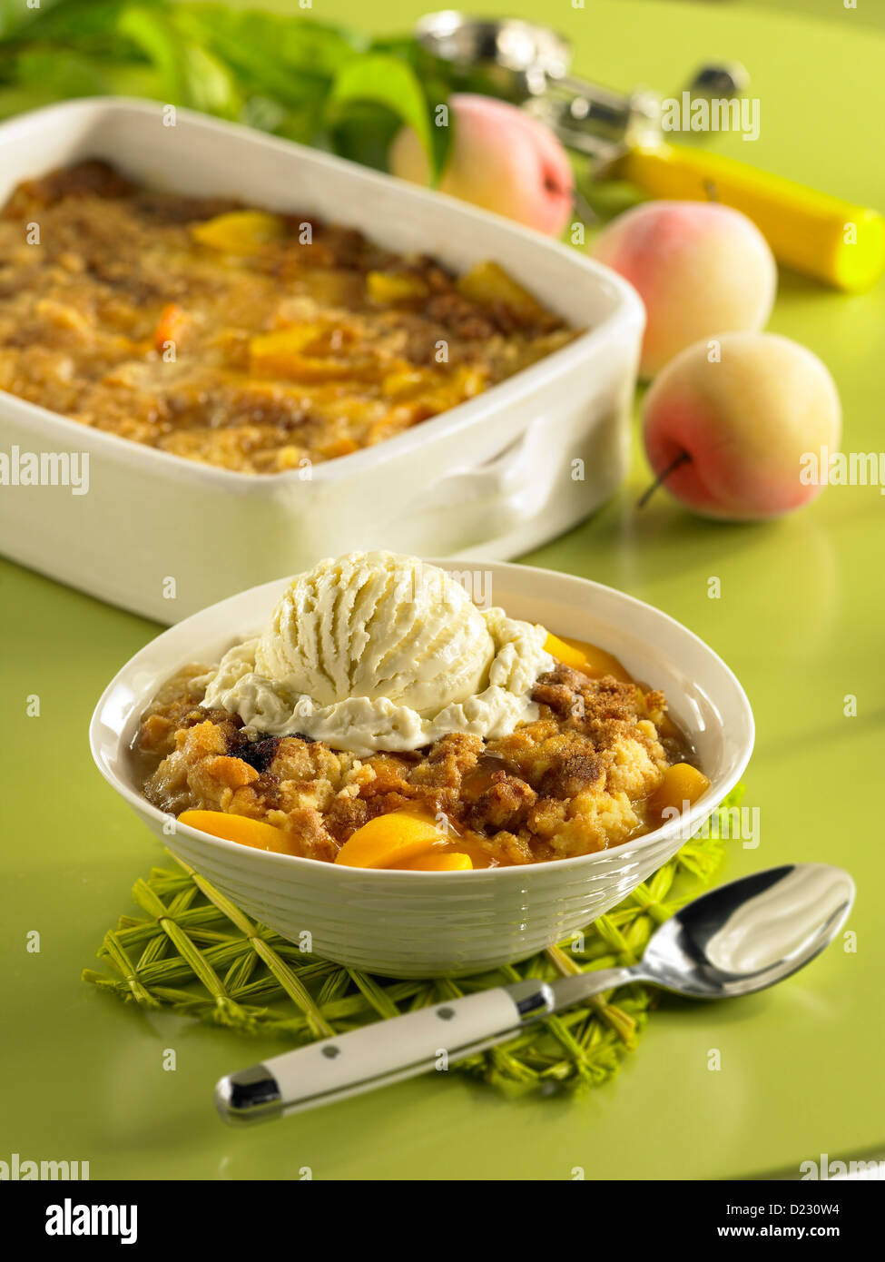 Peach cobbler con gelato alla vaniglia Foto Stock