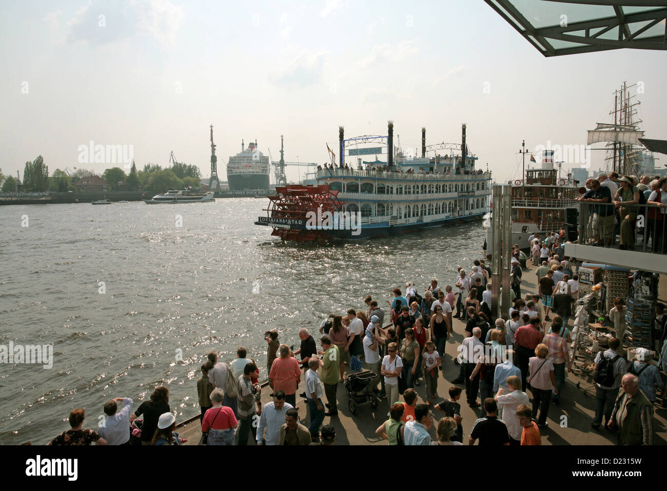 Amburgo, Germania, battello a vapore Louisiana Star e Queen Mary II a Landungsbruecke Foto Stock