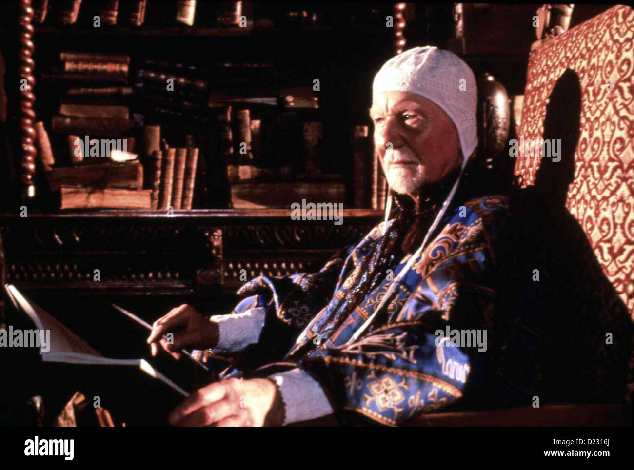 Prosperos Buecher Prospero's Books John Gielgud Prospero (John Gielgud) sinnt in seinen Manuskripten auf Rache. Ob Mensch Foto Stock