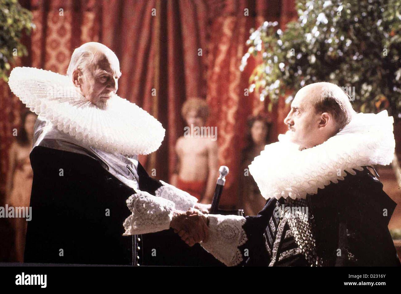 Prosperos Buecher Prospero's Books John Gielgud Herzog Prospero (John Gielgud,l) in Szene. *** Caption locale *** 1991 fermi Foto Stock