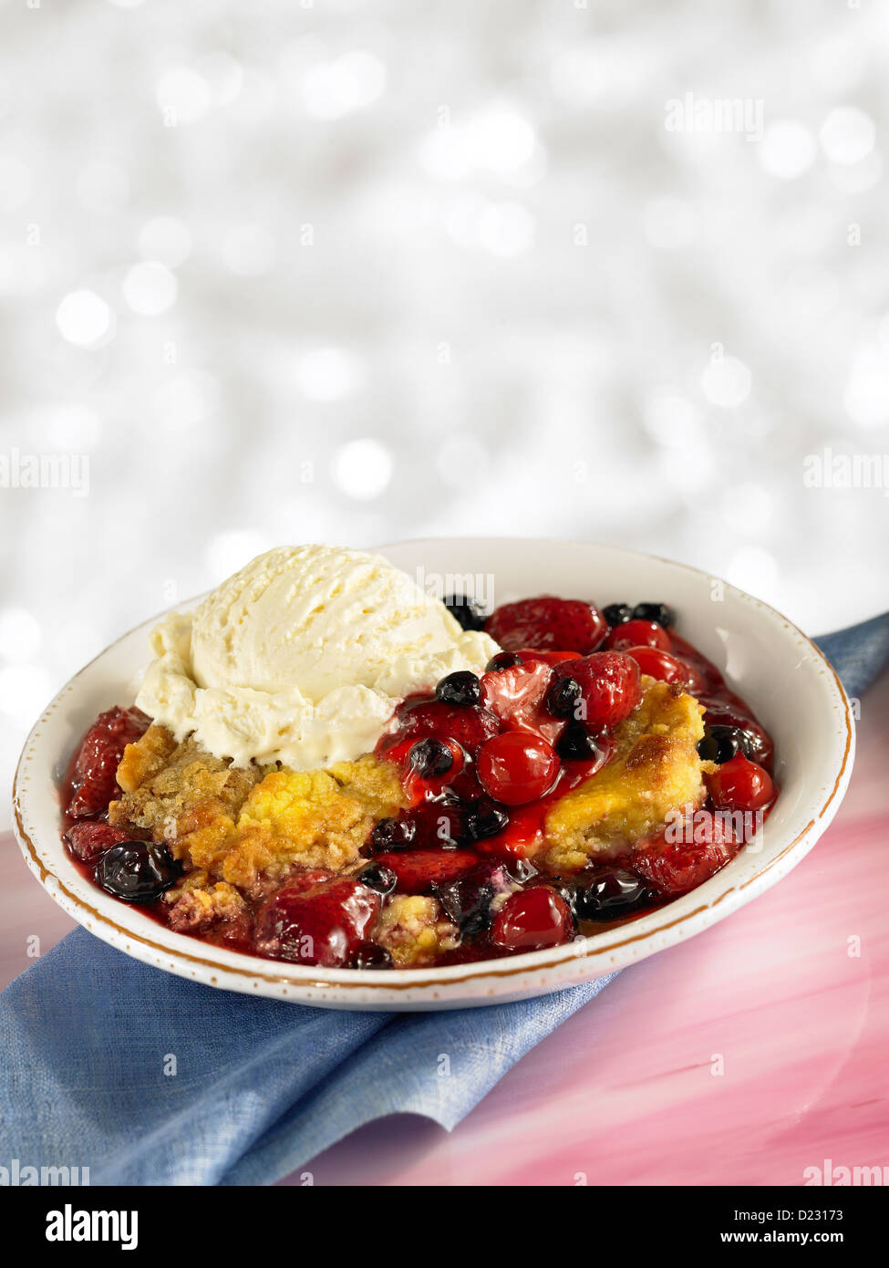 Berry cobbler con gelato alla vaniglia Foto Stock
