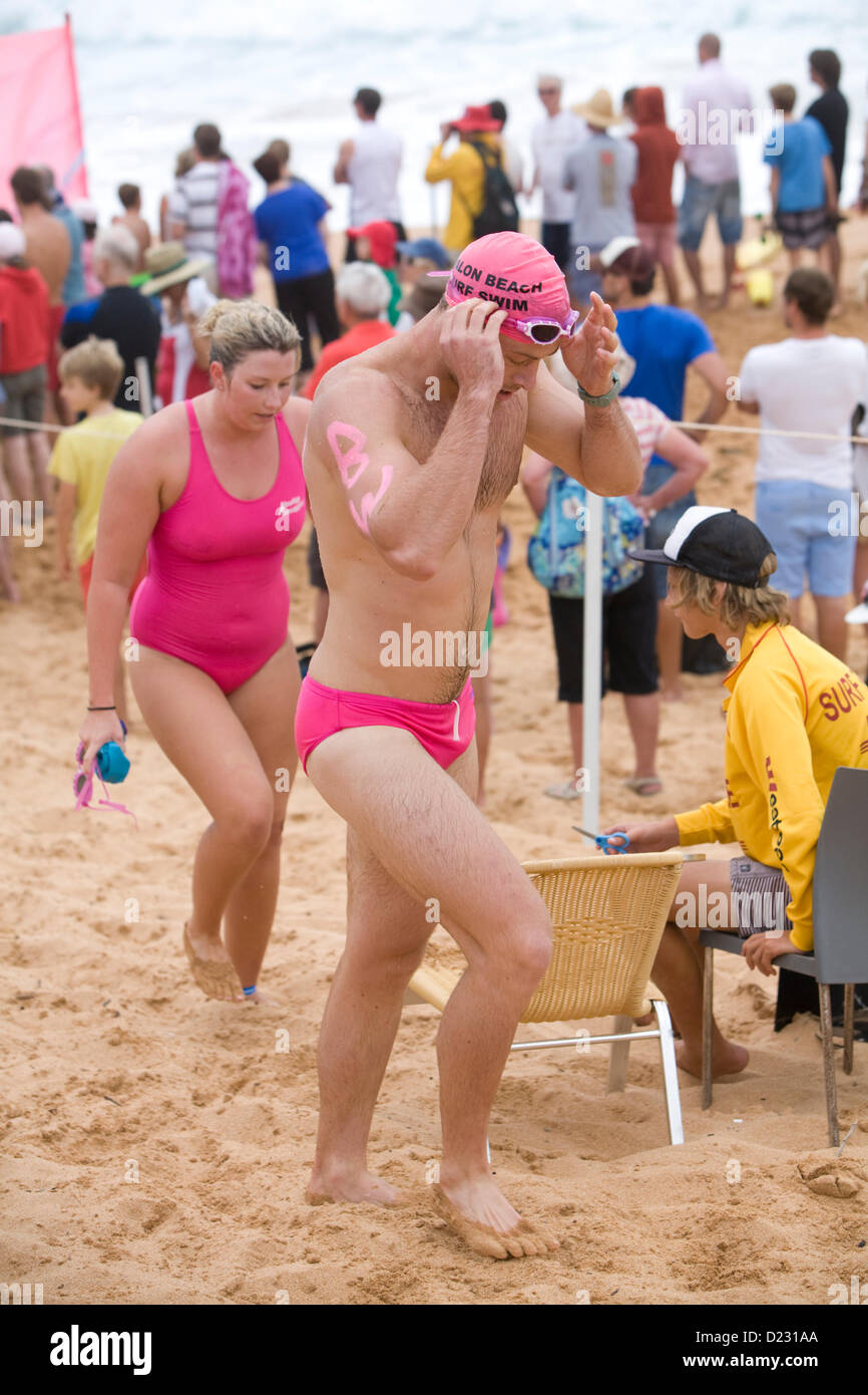 Sydney, Australia. 13th Jan, 2013. L'Avalon Beach 1,5km Ocean Swim Race, parte della serie di eventi pittwater Ocean Swim, Avalon Beach, Sydney. Nuotatori maschili e femminili nella foto hanno appena completato la gara Foto Stock