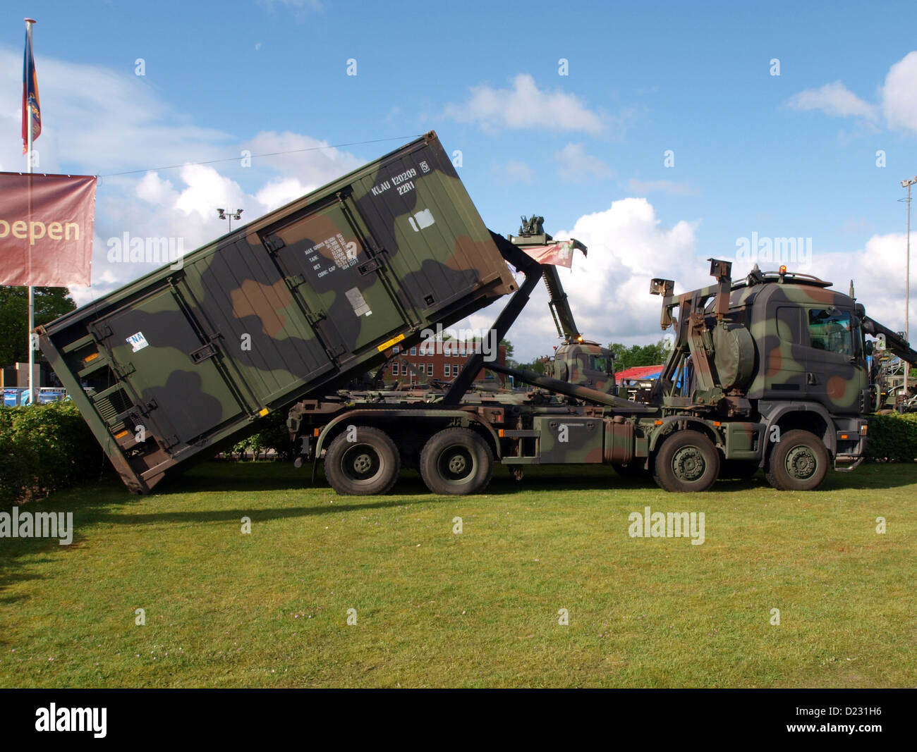 L'Army Open Day 2012 a Oirschot, nei Paesi Bassi, presentava attrezzature militari, veicoli e armi. I visitatori hanno sperimentato una varietà di esposizioni, tra cui carri armati, veicoli corazzati, artiglieria e armi da fuoco militari. L'evento ha fornito uno sguardo alle moderne capacità dell'esercito e ha offerto informazioni sulle operazioni di difesa e sulla prontezza militare. Foto Stock