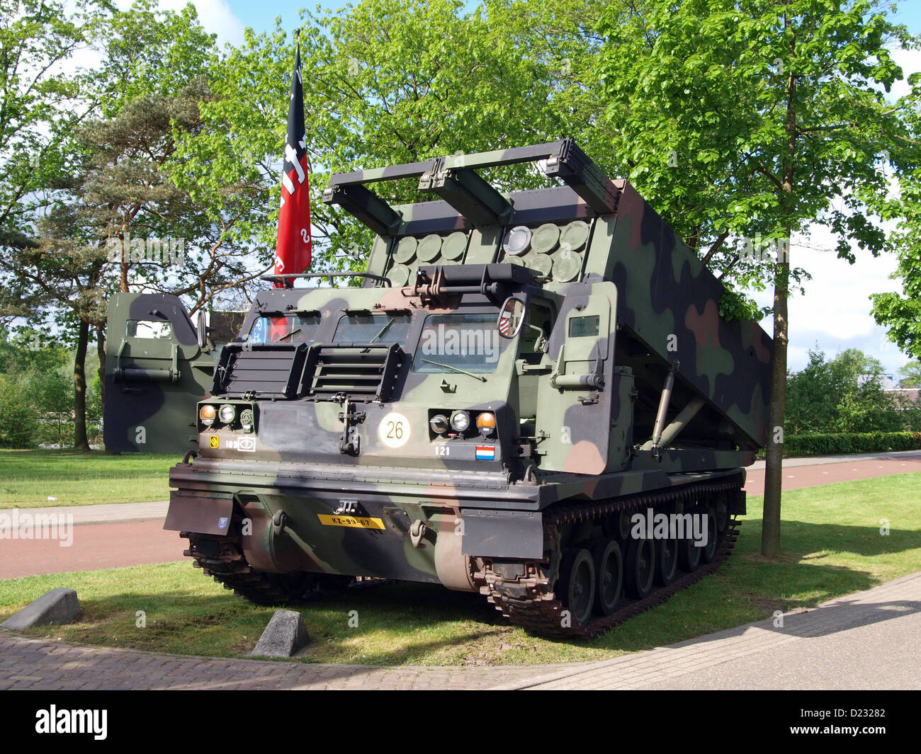 L'Army Open Day 2012 di Oirschot ha presentato il multiple Launch Rocket System, dimostrando una tecnologia militare avanzata. Il sistema è stato progettato per rapidi attacchi di artiglieria a lungo raggio, mettendo in evidenza le capacità militari olandesi nella guerra moderna. Foto Stock