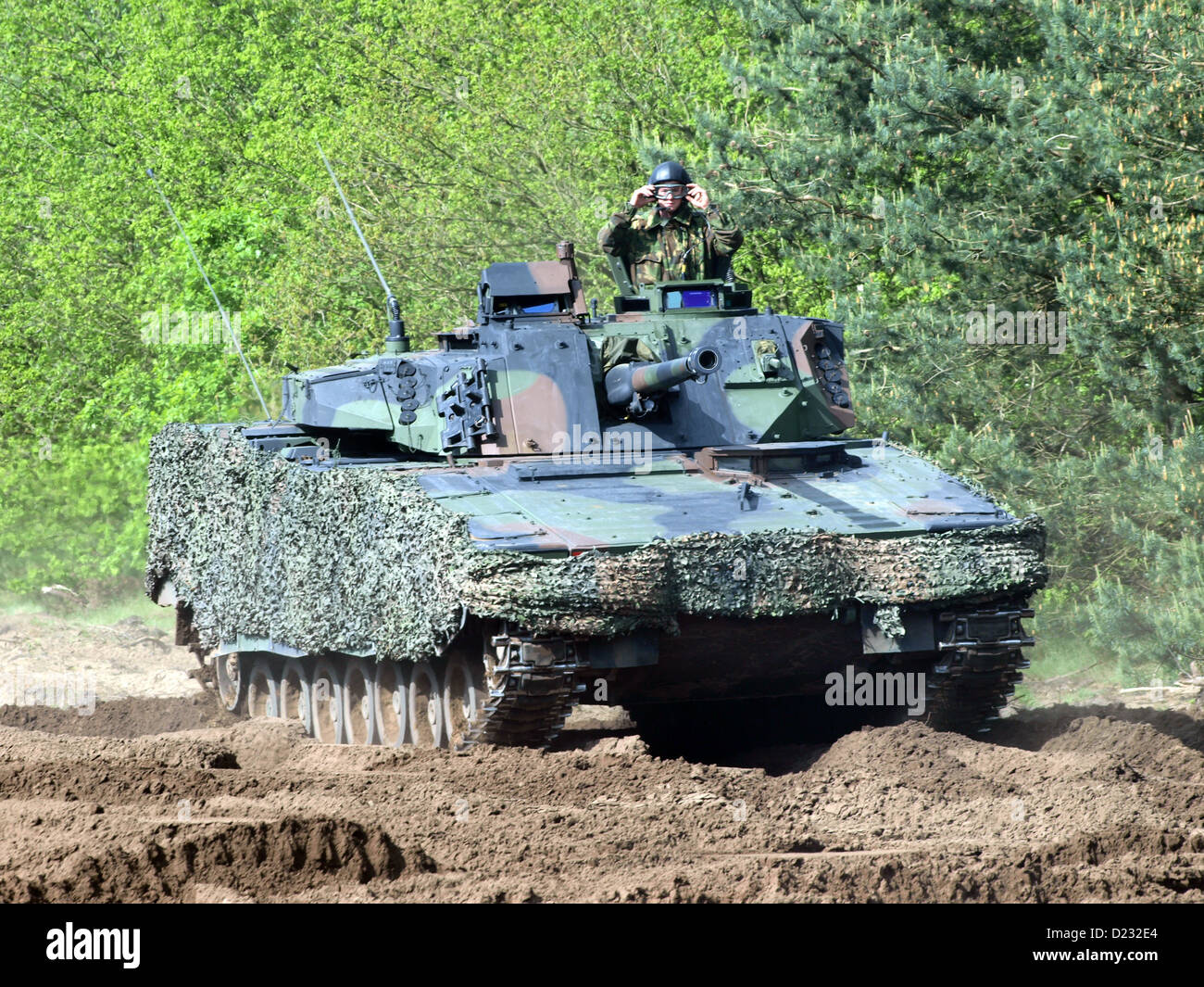 L'Army Open Day di Oirschot, Paesi Bassi, presentava il carro CV90, dimostrando la sua forza e adattabilità nelle operazioni sul campo di battaglia. Il serbatoio è progettato per una rapida implementazione e offre protezione, mobilità e potenza di fuoco migliorate. Foto Stock