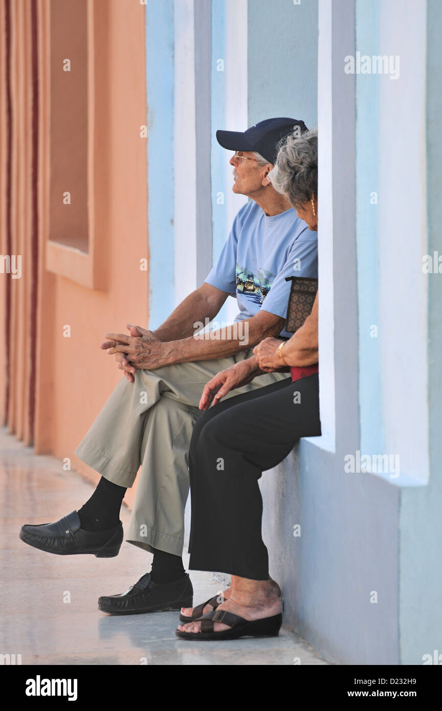 Coppia di anziani seduti sul davanzale, Bayamo, Cuba Foto Stock