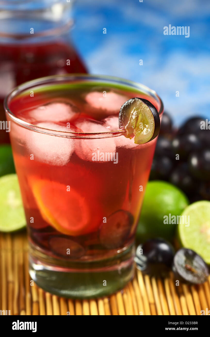 In casa rinfrescante uva rossa limonata fatta di uva rossa e di succo di lime fresco con cubetti di ghiaccio Foto Stock