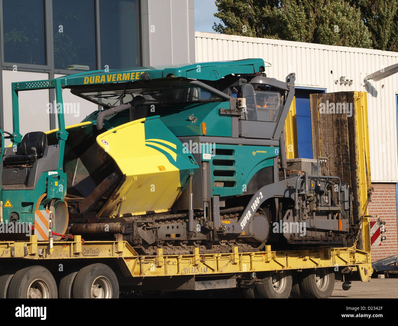 La Vogele Super 1800-2, di proprietà di dura Vermeer, è un'asfaltatrice ad alte prestazioni utilizzata per progetti di costruzione di strade su larga scala, garantendo precisione ed efficienza nei lavori di superficie. Foto Stock
