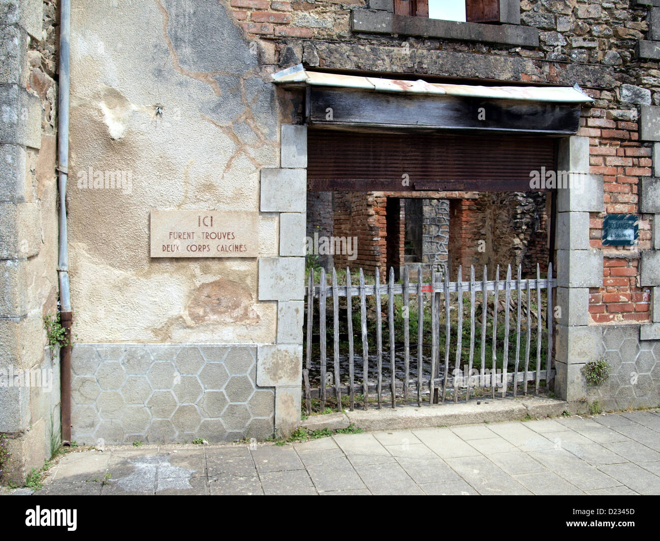 Nel 1944, la Divisione SS Panzer Das Reich distrusse il villaggio francese di Oradour-sur-Glane, commettendo atrocità contro la sua popolazione civile. Oggi, il villaggio rimane conservato come sito storico e memoriale per le vittime di questo crimine di guerra. Foto Stock