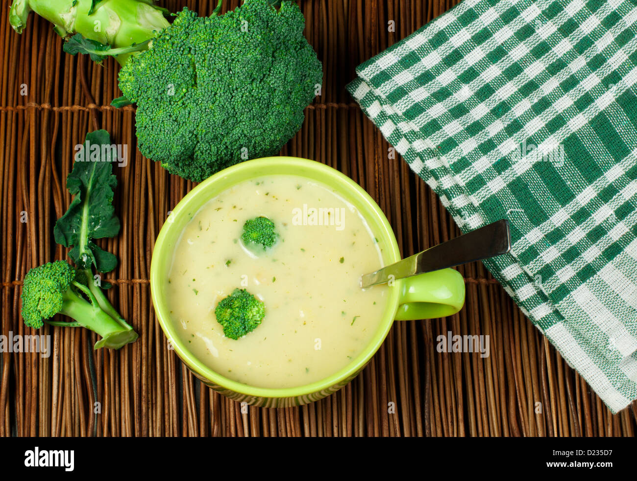 Verde la crema di broccoli zuppa di verdure.attorno al vaso Foto Stock