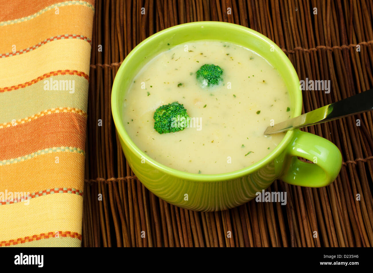 Verde la crema di broccoli zuppa di verdure.attorno al vaso Foto Stock