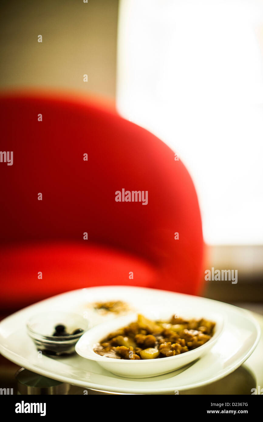 Cibo asiatico su un tavolo di vetro in una camera di hotel Foto Stock