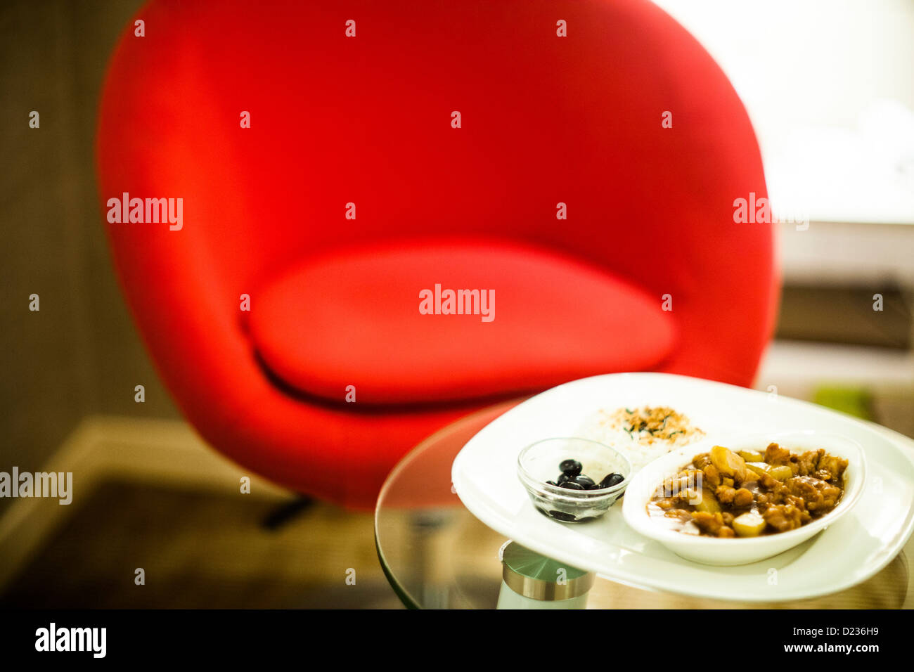 Cibo asiatico su un tavolo di vetro in una camera di hotel Foto Stock