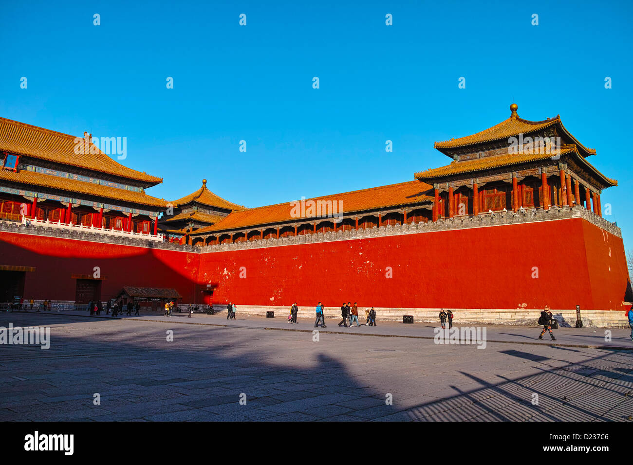 I visitatori a piedi fuori dalla Meridian Gate della Città Proibita di Pechino Foto Stock